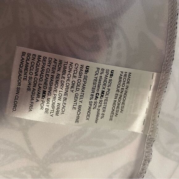 Chico's Zenergy UPF 50 Printed Sleeveless Polo Tank Black White Size 3 or XL NEW - Picture 6 of 6